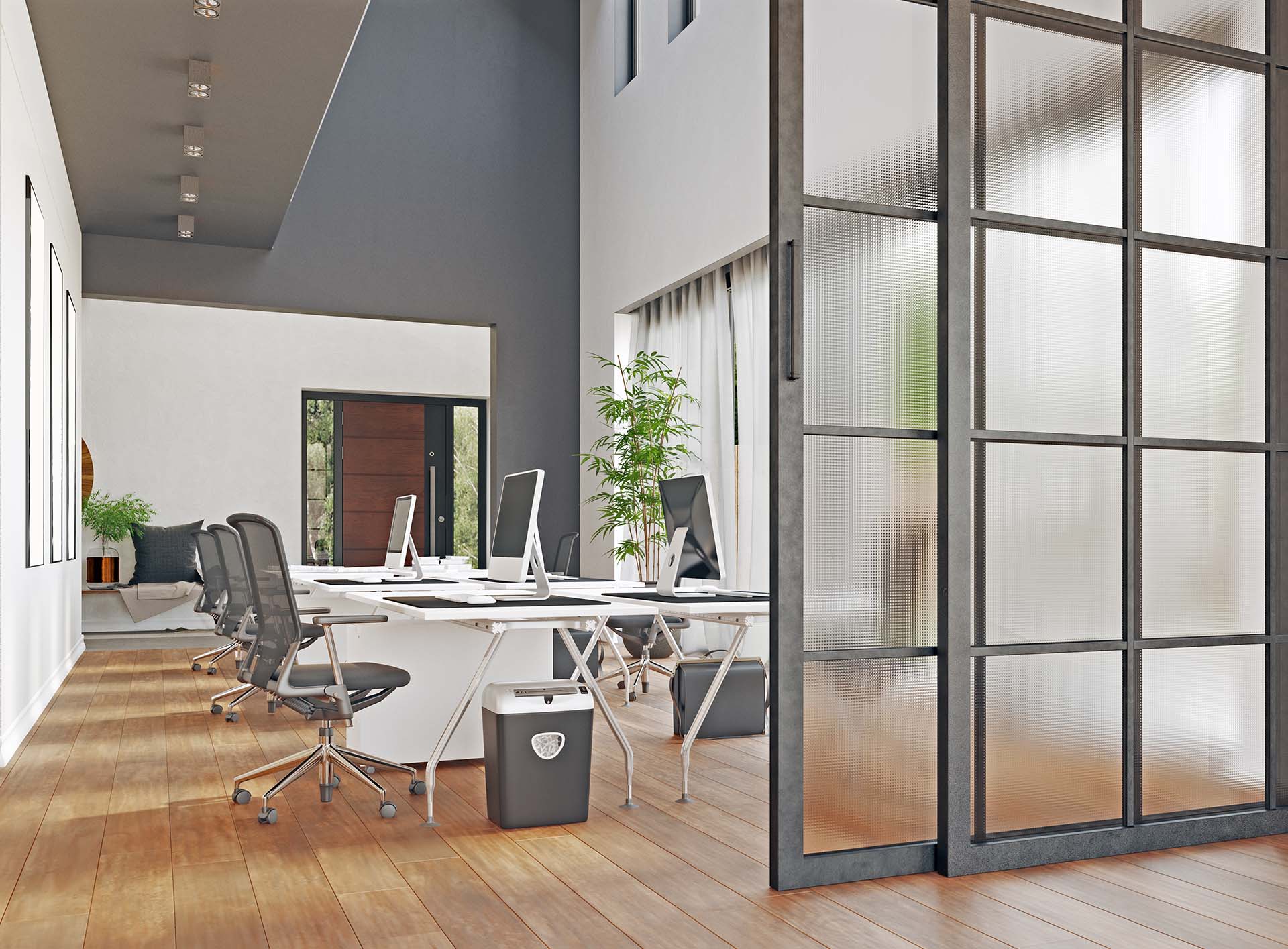 Ansicht in modernes Büro mit Glasschiebetür im Industrial Style