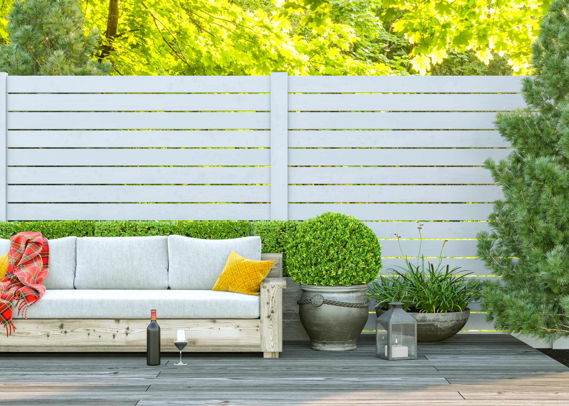 Terrasse mit modernem Sichtschutz in weiss aus WPC